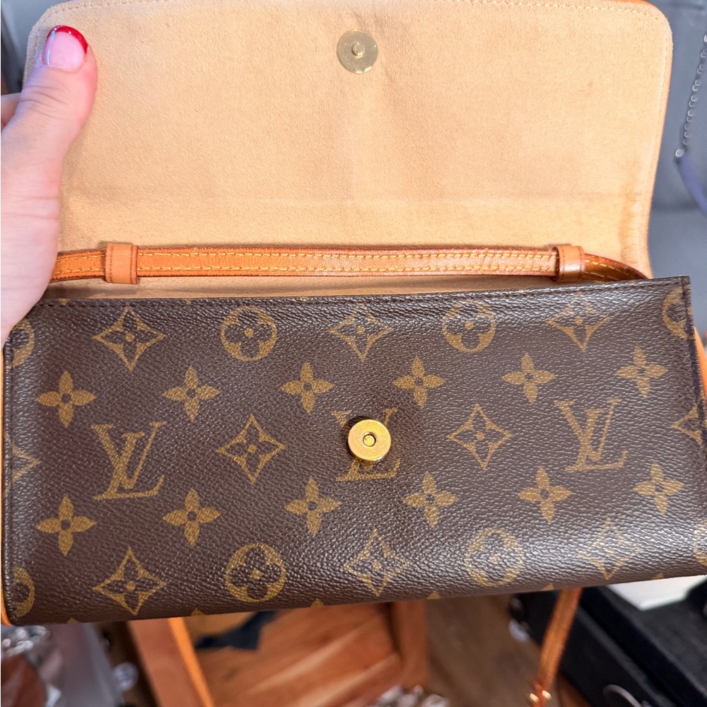 Louis Vuitton Twin Pochette GM Crossbody - Picture 5 of 8